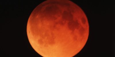 sipegazione della luna rossastra